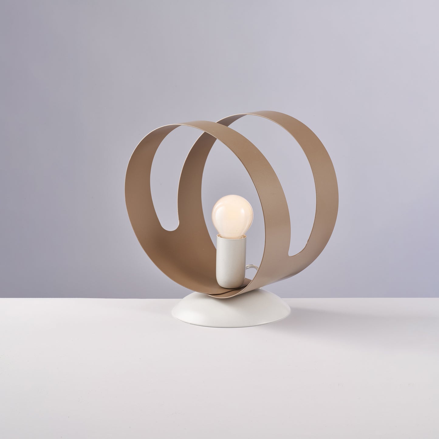 Lumetto in ferro laccato bianco con fascia tagliata a laser tortora 1 luce H.22 - Ø19