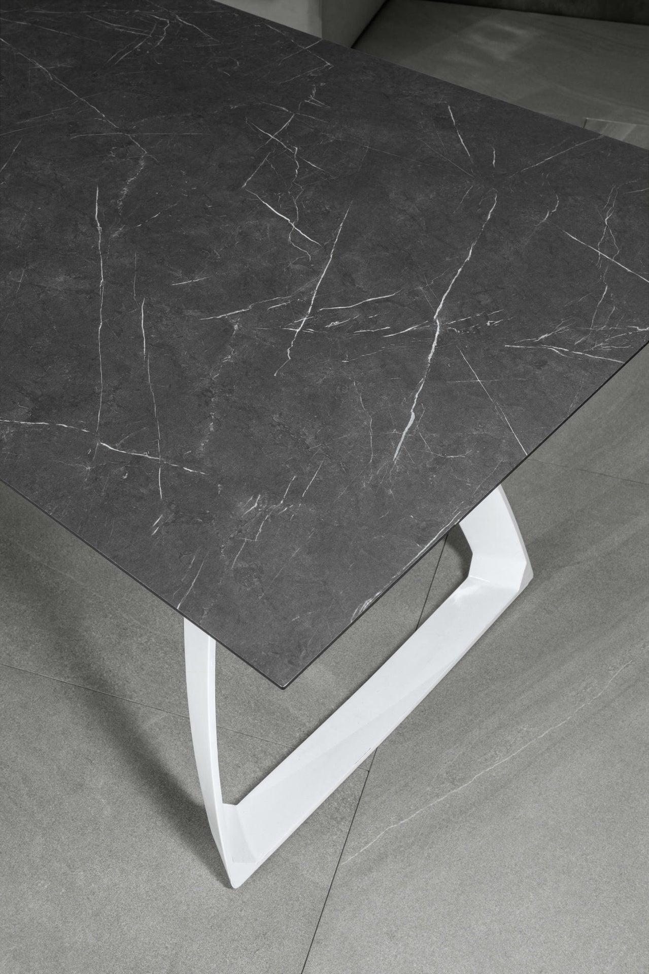 Tavolo allungabile con gambe in alluminio e top nero 170/270x90x76h cm