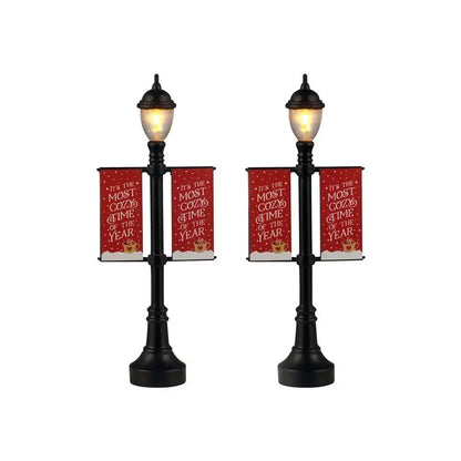 Lemax Lampioni con banner – Accessorio Caddington Village H10,8 cm
