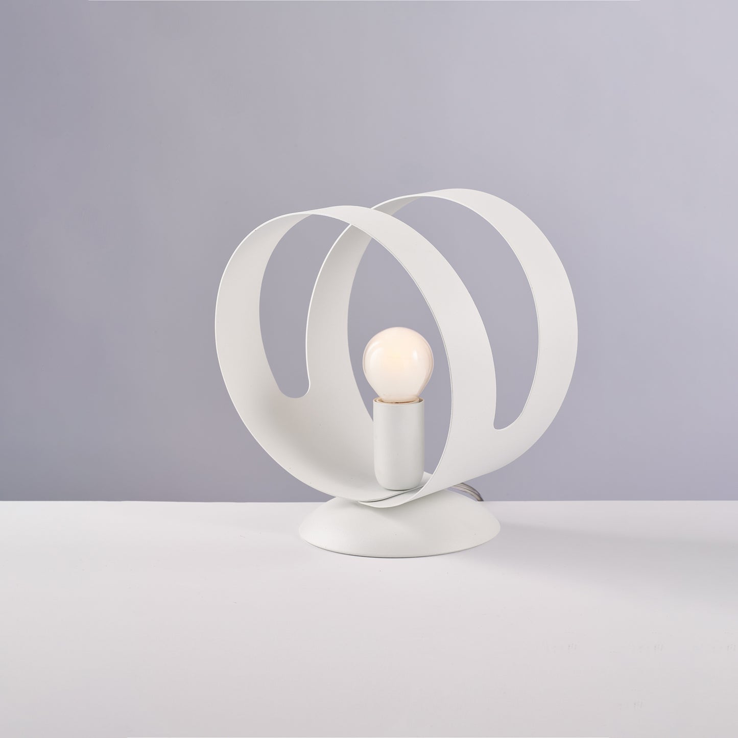 Lumetto in ferro laccato bianco con fascia tagliata a laser 1 luce H.22 - Ø19