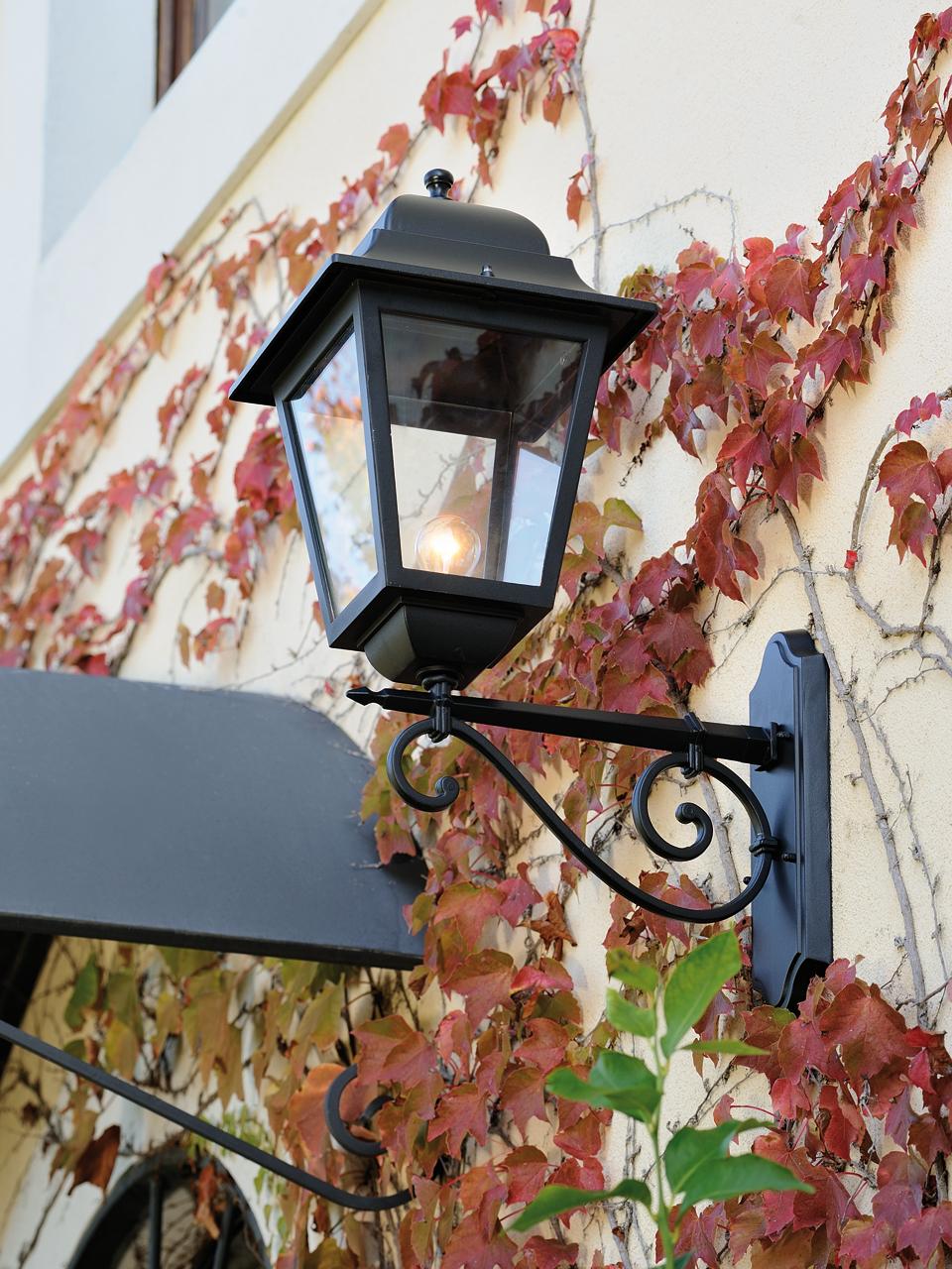 Lampada da parete in alluminio pressofuso con diffusori in vetro trasparente nero