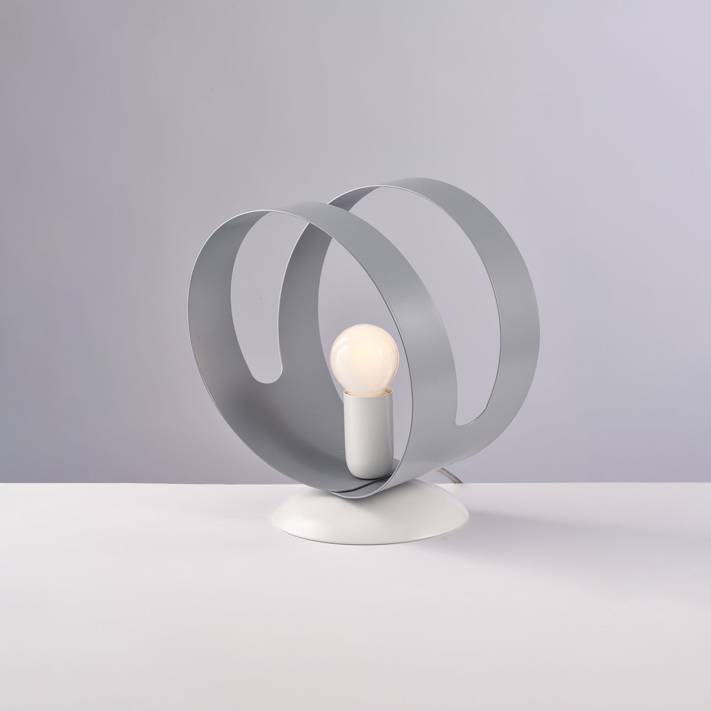 Lumetto in ferro laccato bianco con fascia tagliata a laser grigio 1 luce H.22 - Ø19