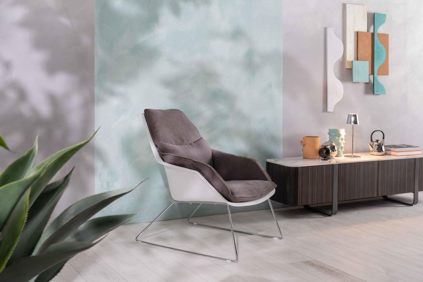 Poltrona in polipropilene grigio scuro 85 cm x 74 cm H. 86 cm