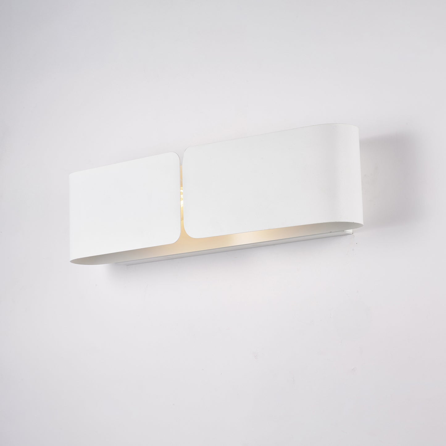 Applique con diffusore taglio laser in ferro laccato bianco 2 luci H.12 - L.45 - P.10