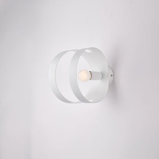 Applique in ferro laccato bianco con fascia tagliata a laser 1 luce H.19 - L.14 - P.22