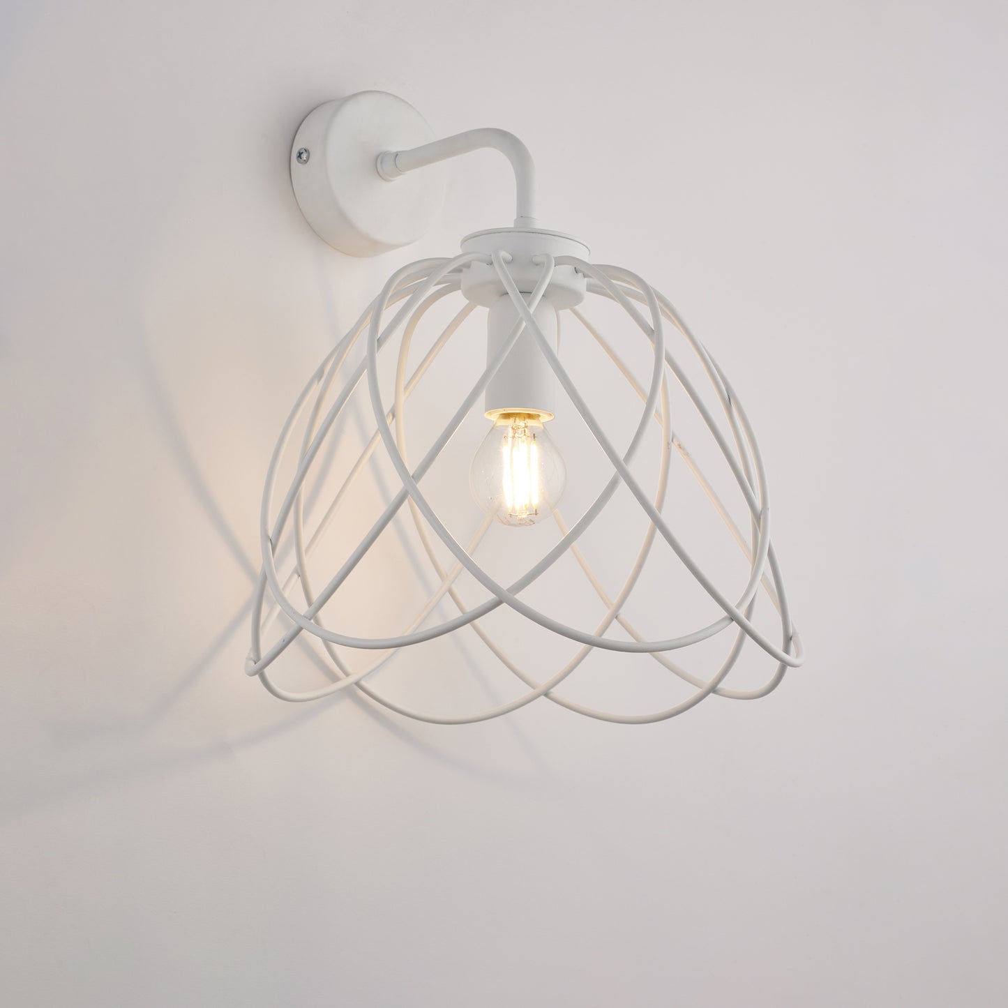 Applique in ferro laccato bianco con decorazione effetto shabby chic 1 luce H.31 - L.25 - P.26