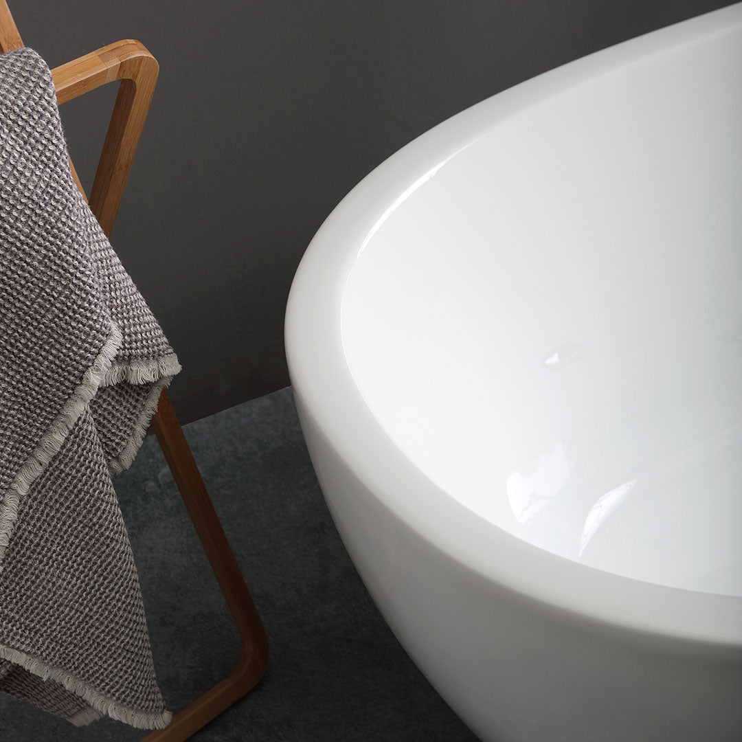 Vasca da bagno in acrilico bianco centro stanza
