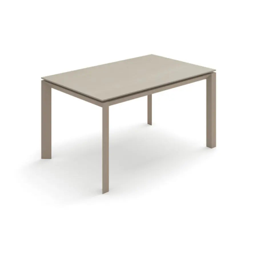 Tavolo allungabile Account 24 con top in ceramica sabbia e gambe in metallo cm 140-220x90x75h