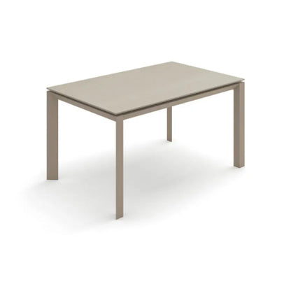 Tavolo allungabile Account 24 con top in ceramica sabbia e gambe in metallo cm 140-220x90x75h