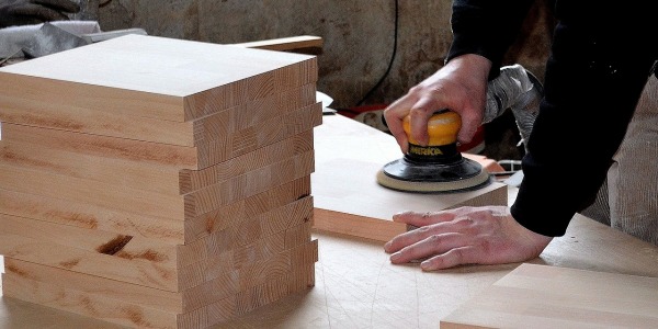 Come sverniciare il legno e riportarlo al naturale: ecco i metodi